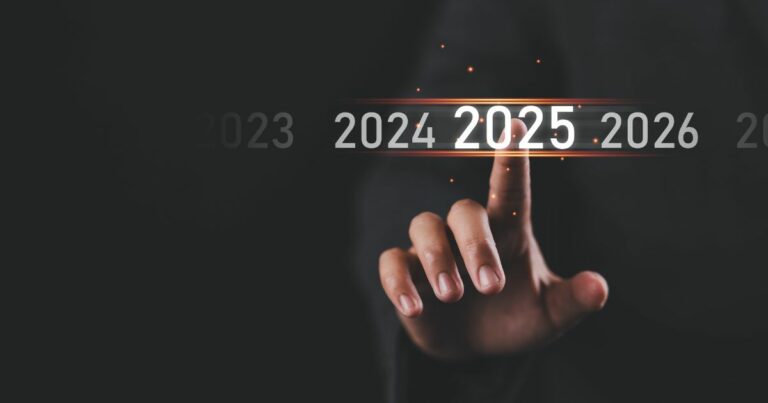 Um fundo escuro com números de anos (2023, 2024, 2025, 2026) alinhados horizontalmente. A imagem foca em uma mão que está apontando para o ano "2025", destacado com um brilho alaranjado ao redor com as tendências para este ano (zendesk)