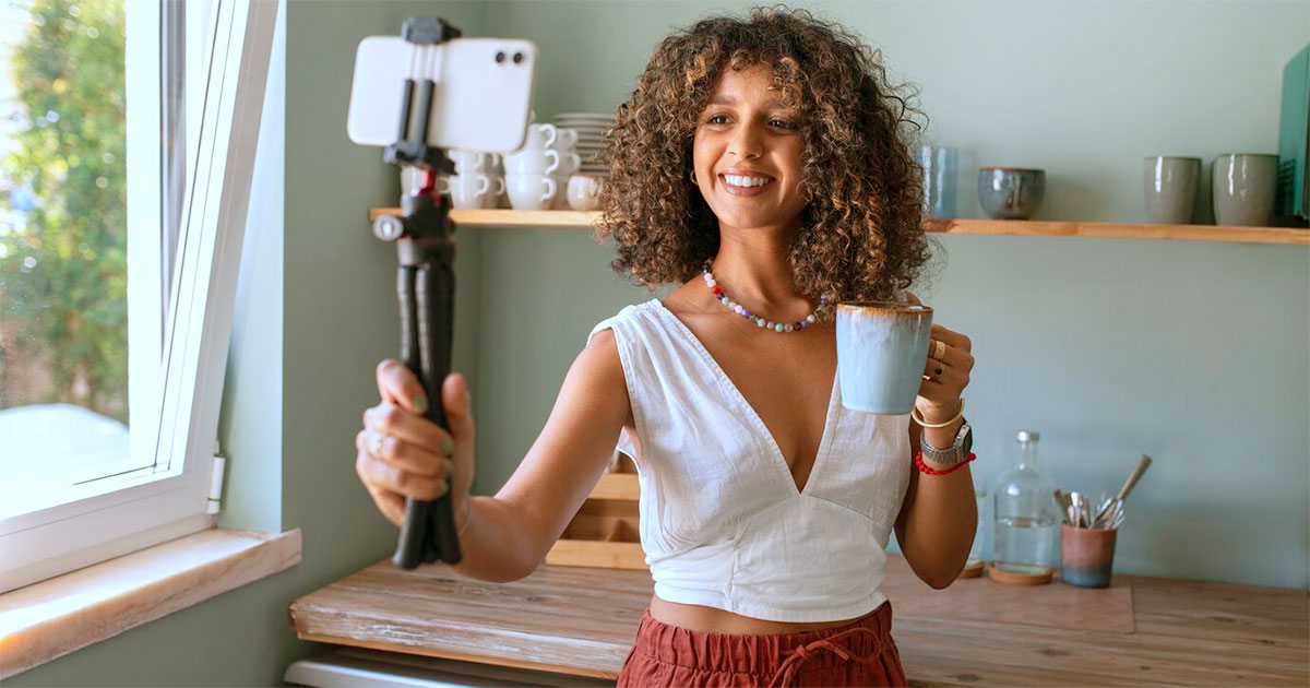 Influenciadores dominam a linguagem das redes, mas a maioria não checa as informações que publica, desinformação - Foto: Freepik/Creative Commons