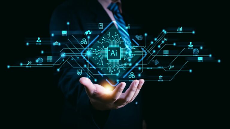 Uma mão estendida segurando uma representação holográfica de um chip de inteligência artificial (AI) no centro, rodeado por linhas e ícones tecnológicos que simbolizam conectividade, como engrenagens, gráficos, globos e cadeados. O fundo é escuro, destacando o brilho azul do holograma, humana (Brasil, shadow, Nvidia)