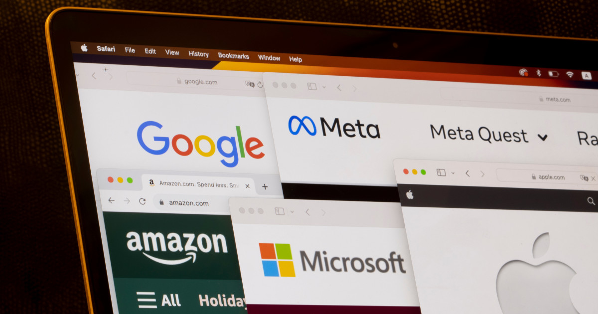 Imagem de uma tela de computador exibindo abas de navegação abertas com sites das principais big techs: Google, Meta, Amazon, Microsoft e Apple. Cada aba apresenta os logotipos ou nomes dessas gigantes da tecnologia, representando sua relevância no cenário digital