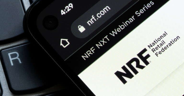 Logo da National Retail Federation (NRF), associação de varejo dos Estados Unidos, em um smartphone (consumidor)