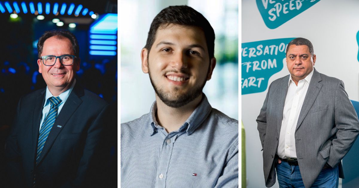 Fotografia com três homens posando separadamente em diferentes ambientes. À esquerda, um homem de óculos, vestindo fato e gravata azul, com um fundo iluminado por luzes azuis. No centro, um homem jovem com barba curta, vestindo uma camisa azul clara casual, sorrindo em um ambiente iluminado e desfocado. À direita, um homem mais velho, usando fato cinzento e camisa branca, com um fundo que contém textos em inglês e tons de verde e azul (dados)