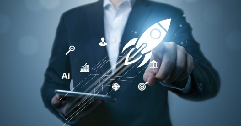 Um homem vestido formalmente, segurando um tablet, com elementos gráficos digitais projetados no ar. Os ícones incluem um foguete, símbolos de inteligência artificial (AI), pesquisa, gráficos de crescimento, alvos e instituições financeiras. A cena transmite inovação, tecnologia e crescimento empresarial (startups, startup, inovação, disrupções, Sebrae, PWC, inovação)