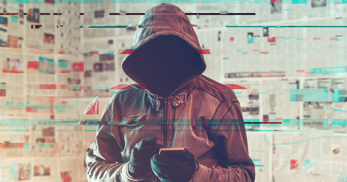 Imagem de uma figura encapuzada com o rosto oculto, representando um hacker ou agente de desinformação. A pessoa está segurando um smartphone, com um fundo composto por recortes de jornais e efeitos digitais que simulam interferências e distorções visuais, simbolizando ataques cibernéticos ou manipulação de informações (desinformação, setor financeiro)