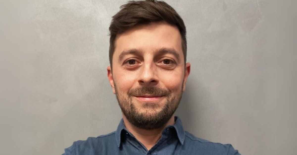 Retrato de Caio Galantini, diretor executivo e cofundador da HVAR. Ele está sorrindo levemente, tem barba curta e cabelo castanho penteado para o lado. Veste uma camisa azul e posa diante de um fundo neutro e levemente texturizado (Google Cloud)