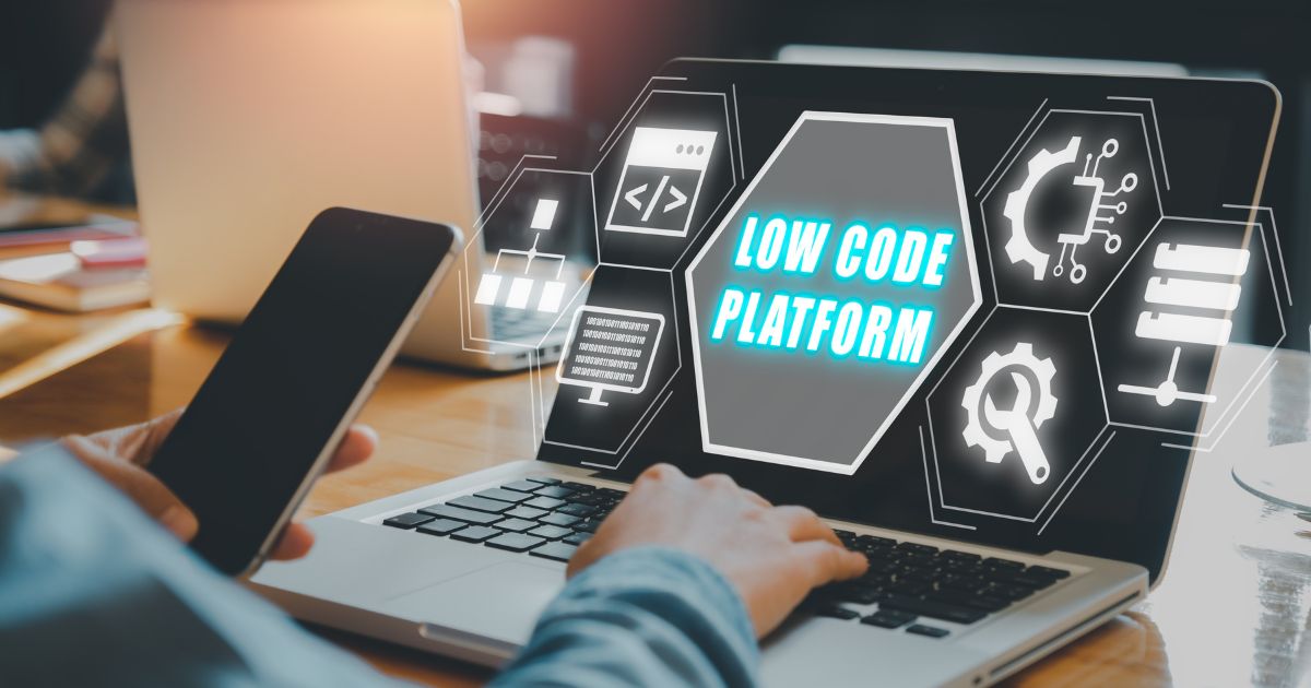 Uma fotografia mostra uma pessoa utilizando um laptop enquanto segura um smartphone. Na tela do computador, há um design futurista com elementos gráficos digitais e o texto 'LOW CODE PLATFORM' iluminado em azul. Ícones tecnológicos, como engrenagens, código e fluxogramas, estão distribuídos ao redor do texto, representando o conceito de desenvolvimento de software com pouca ou nenhuma necessidade de programação (GeneXus)