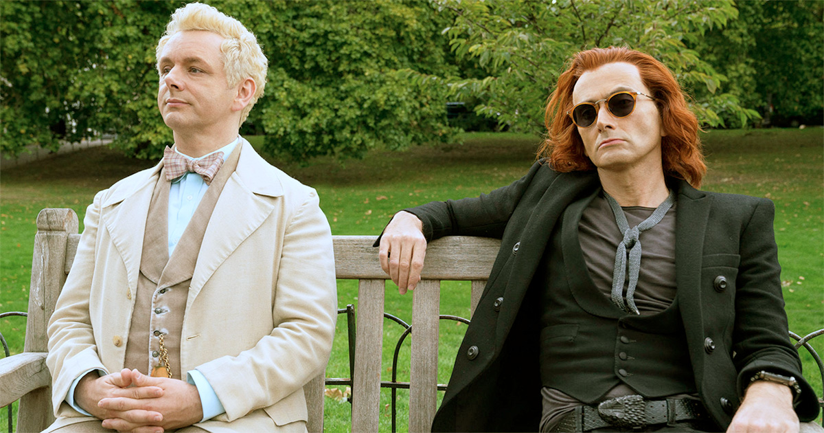 O anjo Aziraphale (Michael Sheen) e o demônio Crowley (David Tennant), protagonistas da série "Belas Maldições" (Imagem: Reprodução) (redes sociais)