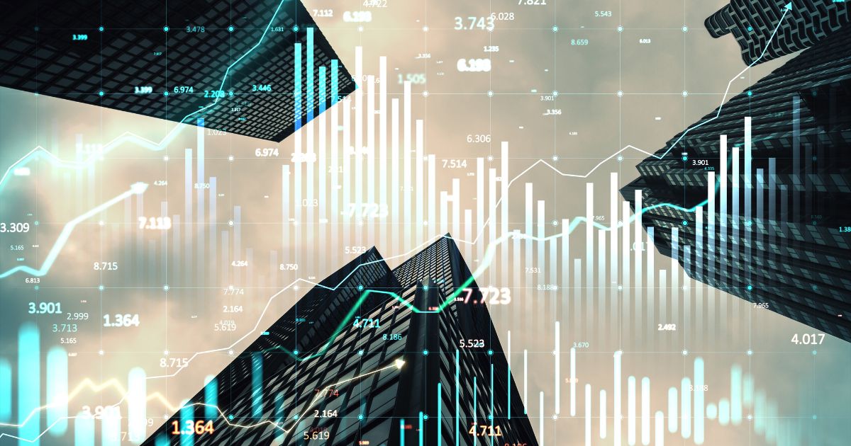 Uma ilustração digital combina elementos de finanças e arquitetura. Prédios altos e modernos são vistos de uma perspectiva de baixo para cima, enquanto gráficos financeiros transparentes, com barras, linhas e números, estão sobrepostos à cena. A imagem transmite um conceito de economia, mercado financeiro e crescimento empresarial (CI&T)