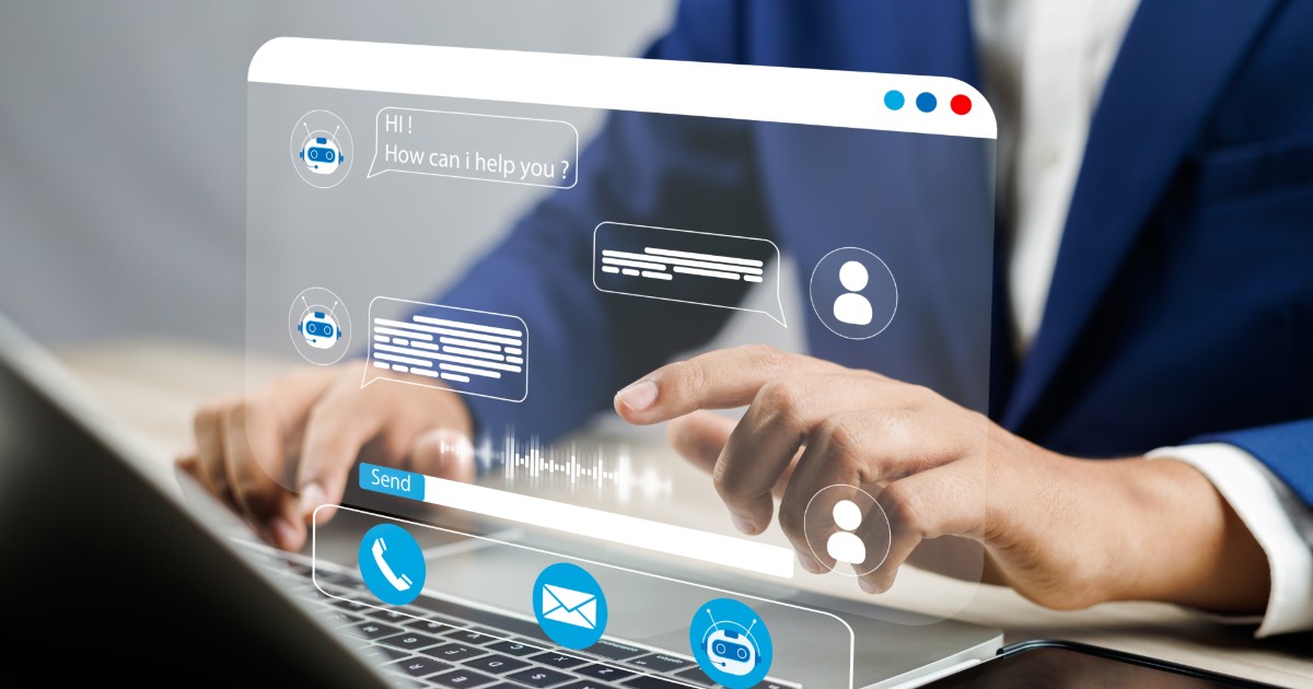 A imagem mostra uma pessoa vestindo um terno azul e utilizando um laptop. Sobre a tela do computador, há uma interface digital holográfica com elementos de um chatbot de atendimento ao cliente. A interface exibe ícones de mensagens, perfis de usuários e símbolos de comunicação, como telefone e e-mail, além de um balão de fala com a mensagem "HI! How can I help you?" (criação)