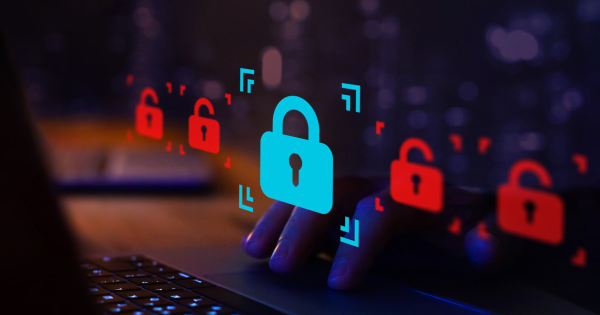 A imagem mostra um conceito de cibersegurança, com um fundo escuro e um teclado de computador iluminado. Uma mão está digitando no teclado, enquanto ícones de cadeados digitais aparecem sobrepostos. Os cadeados vermelhos representam vulnerabilidades ou riscos de segurança, enquanto um cadeado azul no centro simboliza proteção e segurança digital (profissionais, xp, trabalho)