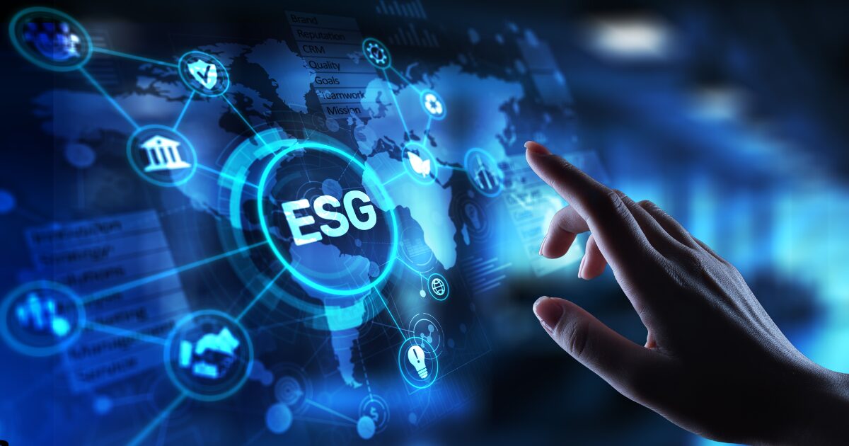 Imagem ilustrativa mostrando uma mão interagindo com uma tela digital futurista que exibe o termo "ESG" (ambiental, social e governança, na sigla em inglês). Ao redor, aparecem diversos ícones representativos interligados, incluindo lâmpada, gráfico, símbolo de instituição financeira e escudo de segurança, sobre um mapa-múndi ao fundo. O tom azul da imagem sugere tecnologia e inovação relacionada à sustentabilidade corporativa (resultados)