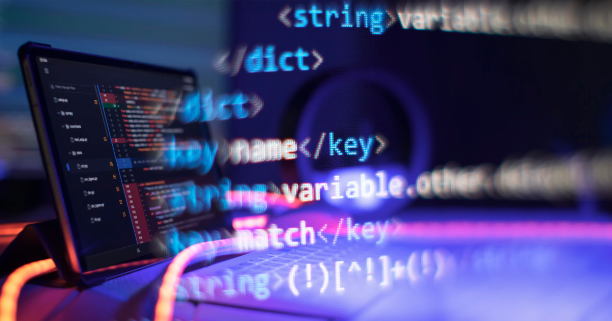 A imagem representa o conceito de código aberto (open source), mostrando um ambiente de programação. Em primeiro plano, há trechos de código projetados na tela, destacando elementos de sintaxe como , e . Ao fundo, um tablet exibe uma interface de desenvolvimento com arquivos e linhas de código. A iluminação em tons de azul e roxo cria um efeito tecnológico e futurista, remetendo ao universo do desenvolvimento de software e colaboração em projetos de código aberto (inovação, modelo, legado)