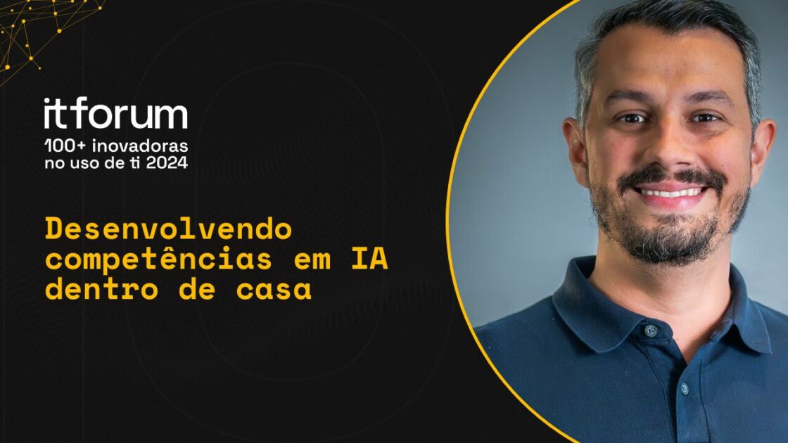 André Petenussi, CIO da Localiza, aparece sorrindo, usando camisa polo azul escura, em frente a um fundo cinza. À esquerda da imagem, sobre fundo preto com elementos gráficos amarelos, está o título “Desenvolvendo competências em IA dentro de casa” e a identidade visual do evento "itforum 100+ inovadoras no uso de ti 2024"