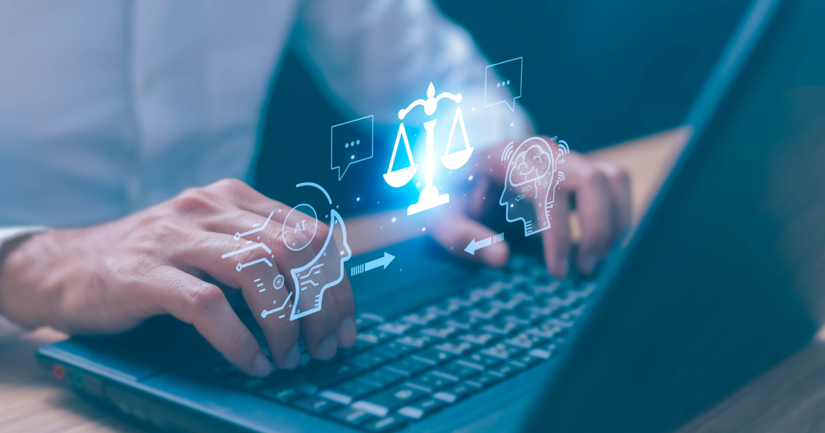 Pessoa digitando em um notebook, com ícones digitais sobrepostos. No centro, aparece uma balança representando justiça ou equilíbrio. À esquerda, um ícone de cabeça com elementos de inteligência artificial (IA) e, à direita, uma cabeça com um cérebro representando inteligência humana. Setas e balões de diálogo conectam os elementos, simbolizando comunicação e interação entre IA e humanos, em um contexto de tecnologia e regulação (transparência)