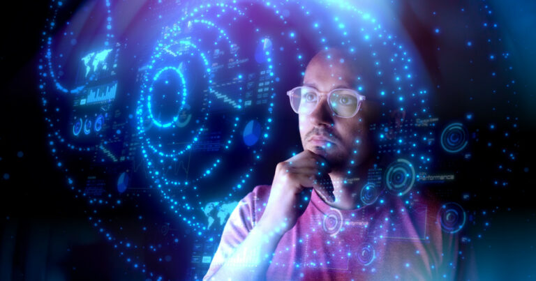 Homem usando óculos e camiseta vermelha observa atentamente uma interface digital futurista com gráficos, mapas e dados em azul, representando conceitos de inteligência artificial e análise de dados. A imagem transmite um ambiente tecnológico e inovador, relacionado a tendências em IA generativa.