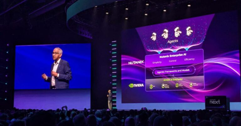 Rajiv Ramaswami, CEO da Nutanix, aparece no palco durante o evento NEXT 25, apresentando uma nova versão do Nutanix Enterprise AI. Ao fundo, um grande telão exibe um slide com o título “Agents” e destaca parcerias com a NVIDIA e funcionalidades como simplicidade, controle e eficiência, voltadas para frameworks e modelos agentes. O ambiente está lotado e com iluminação roxa e azul, criando um clima tecnológico e moderno