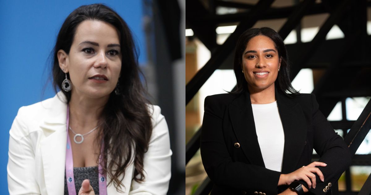 A imagem está dividida ao meio, mostrando duas mulheres diferentes em ambientes distintos. À esquerda, uma mulher de cabelo castanho escuro e comprido, vestindo um blazer branco e blusa cinzenta, está sentada diante de um fundo azul, parecendo envolvida numa conversa ou entrevista. Ela usa brincos grandes e um colar prateado. À direita, uma segunda mulher com cabelo preto e liso, também comprido, sorri suavemente para a câmara. Ela veste um blazer preto com botões dourados e está em frente a uma escada moderna com iluminação natural ao fundo. Ambas transmitem uma imagem profissional e confiante (iFood)