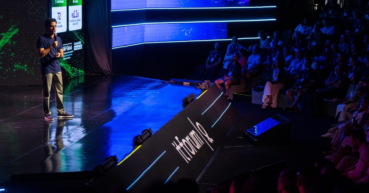 Christian Gebara, CEO da Vivo, no palco do IT Forum Trancoso 2025. Imagem PlayP Brasil