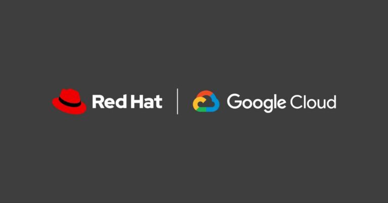 Logótipos das empresas Red Hat e Google Cloud sobre um fundo cinzento escuro. À esquerda, está o logótipo da Red Hat com o ícone de um chapéu vermelho inclinado e o nome "Red Hat" em branco. Ao centro, uma linha vertical separa os dois logótipos. À direita, aparece o logótipo colorido da Google Cloud, seguido do texto "Google Cloud" em branco.