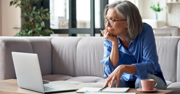 Mais da metade dos profissionais 50+ ainda percebe etarismo no mercado de trabalho