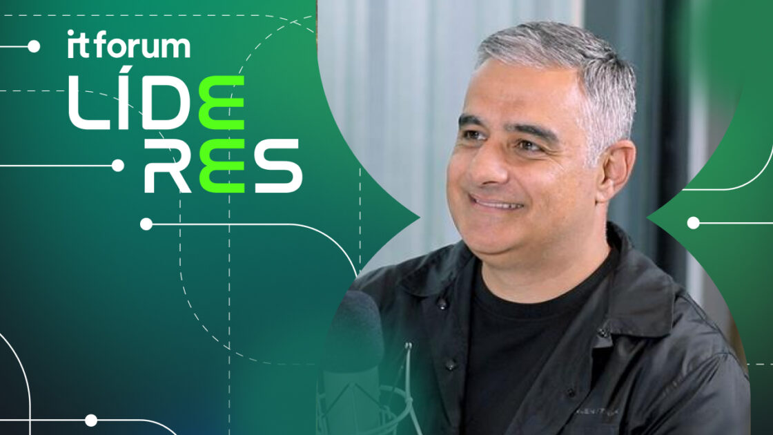 Imagem promocional do programa "IT Forum Líderes", com fundo verde e elementos gráficos tecnológicos. À direita, aparece Lauro Elias Neto, diretor-executivo do CESAR, sorridente, com cabelos grisalhos e vestindo jaqueta preta, diante de um microfone, indicando participação em uma gravação ou entrevista.