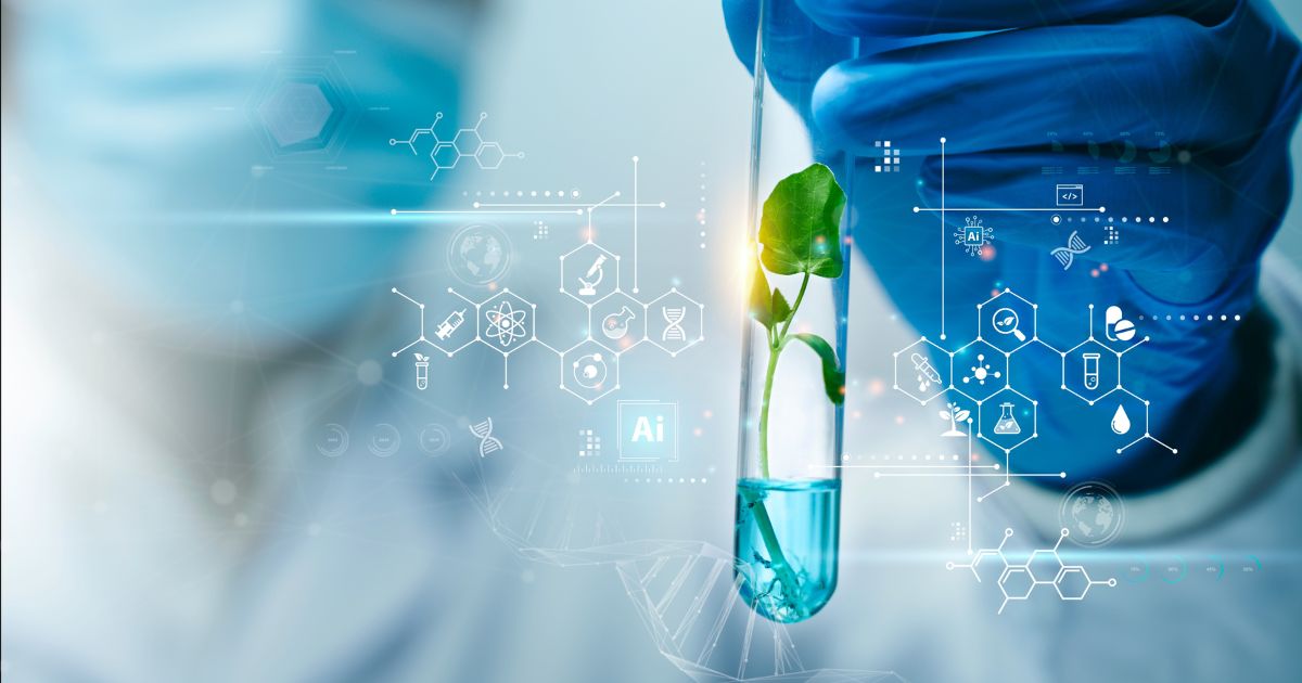 Um cientista, usando máscara cirúrgica azul e luvas azuis, segura um tubo de ensaio contendo uma pequena planta verde imersa em um líquido azul. O fundo está desfocado, destacando o tubo de ensaio. Sobre a imagem, há ícones e símbolos científicos sobrepostos, como estruturas de DNA, fórmulas químicas, engrenagens e um símbolo de inteligência artificial, sugerindo um contexto de pesquisa em biotecnologia ou ciência avançada.