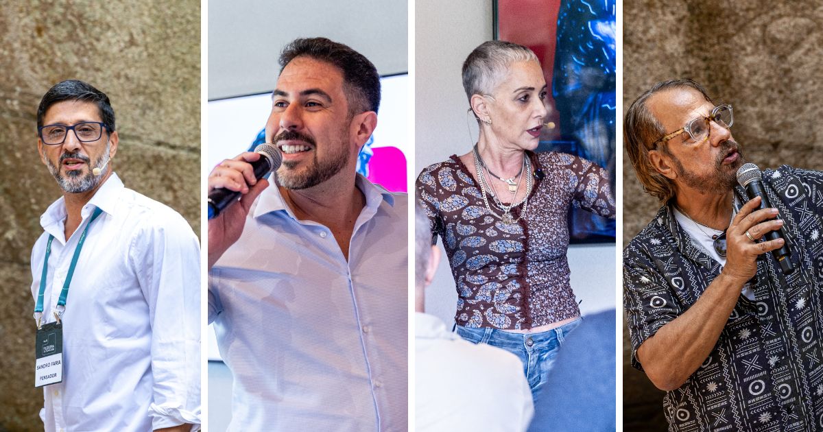 A imagem está dividida em quatro seções verticais, mostrando quatro pessoas diferentes em um ambiente de evento ou apresentação. A primeira pessoa, à esquerda, veste uma camisa branca e um crachá pendurado no pescoço, com fundo de parede texturizada. A segunda pessoa segura um microfone e veste uma camisa clara, com um fundo que parece ser uma tela de apresentação. A terceira pessoa usa uma blusa estampada de manga longa e colares, com um fundo que inclui uma imagem colorida emoldurada. A quarta pessoa, à direita, também segura um microfone e veste uma camisa com padrão geométrico, com um fundo semelhante ao da primeira seção. (filosofia)