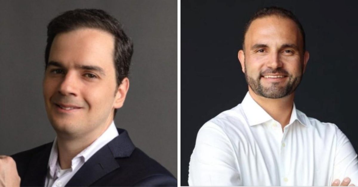 A imagem está dividida em duas partes, lado a lado: Lado esquerdo: Pessoa vestindo um terno escuro com camisa branca por baixo. O fundo é cinza neutro. A postura sugere que o braço está dobrado, com a mão parcialmente visível próxima ao corpo. Lado direito: Pessoa usando uma camisa social branca, com mangas compridas. Os braços estão cruzados à frente do corpo. O fundo é preto, criando contraste com a roupa clara. Snowflake