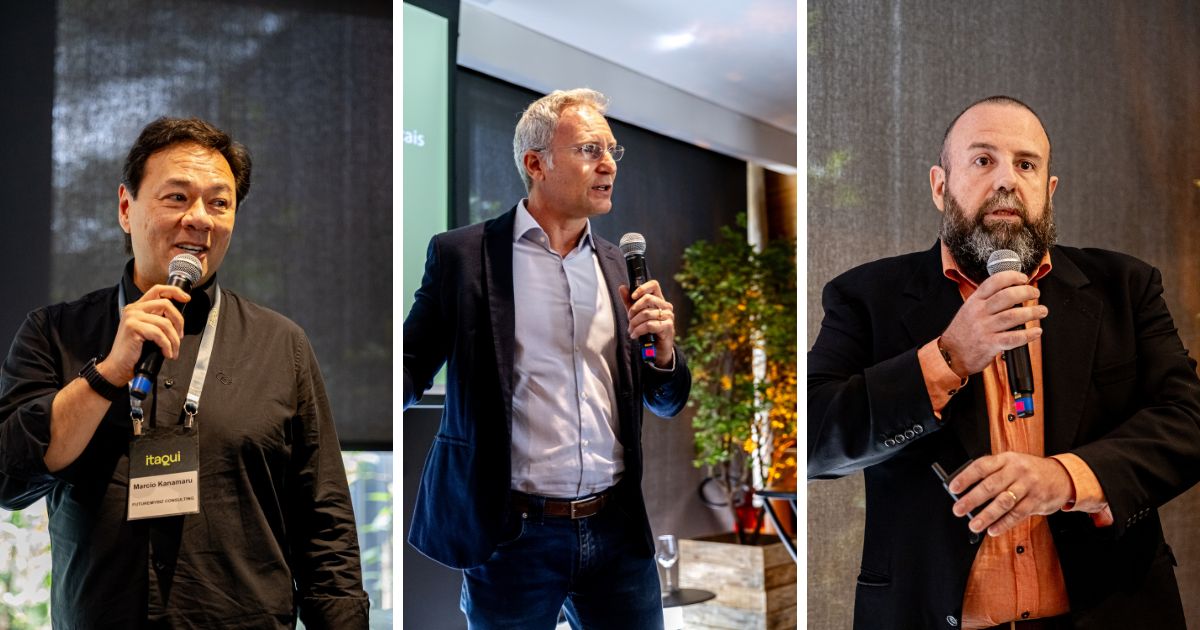 A imagem é uma colagem composta por três fotos, cada uma mostrando uma pessoa diferente falando ao microfone. – À esquerda, uma pessoa veste camisa escura e usa um crachá com o nome “Marcio Kumruian”. – Ao centro, outra pessoa aparece com óculos, camisa branca e blazer escuro. – À direita, a terceira pessoa veste camisa laranja e blazer escuro. Todas parecem estar participando de um evento ou conferência, envolvidas em apresentações ou falas públicas. (reforma tributária)