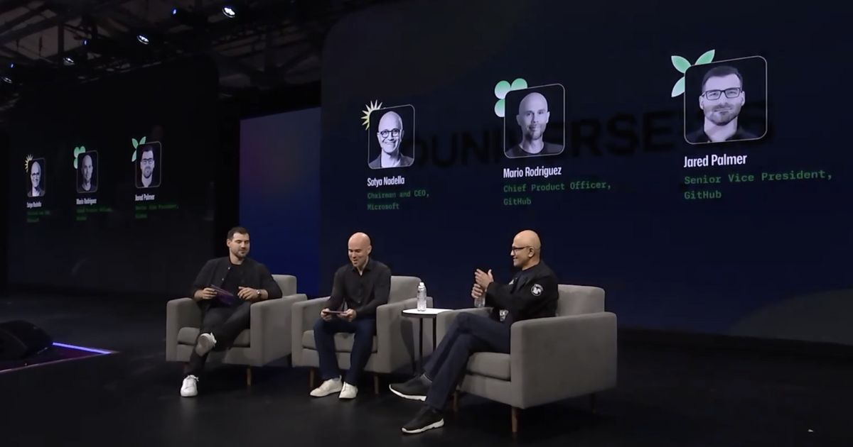 Satya Nadella, CEO da Microsoft, no GitHub Universe 2025. Foto: Reprodução GitHub Universe 2025