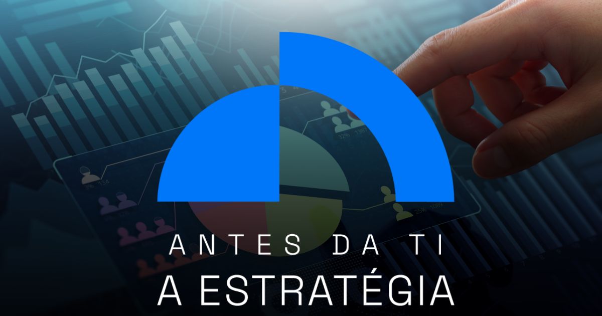 Imagem com gráficos de barras e pizza ao fundo, uma mão tocando a tela e um grande símbolo azul em destaque ao centro. Na parte inferior, aparece o texto ‘Antes da TI, a Estratégia’, pesquisa