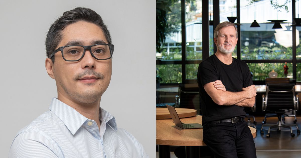 A imagem é composta por duas partes, lado a lado: À esquerda: Uma pessoa vestindo uma camisa social clara, com mangas compridas e colarinho, em frente a um fundo neutro cinza. A postura é formal, com os braços cruzados, transmitindo uma aparência profissional. À direita: Outra pessoa está em um ambiente corporativo moderno, com grandes janelas ao fundo que deixam entrar luz natural e revelam vegetação externa. Essa pessoa veste uma camiseta preta e calça escura, também com os braços cruzados, posicionada próxima a uma mesa redonda de madeira onde há um notebook aberto. Ao fundo, é possível ver cadeiras de escritório e luminárias pendentes, reforçando o clima de espaço de trabalho contemporâneo. (DOT Digital Group)