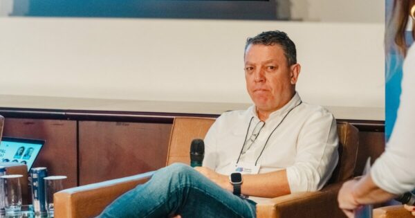 IA começa a entregar resultados: os cases que estão mexendo no P&L da Eurofarma, Vitru e Léo Madeiras